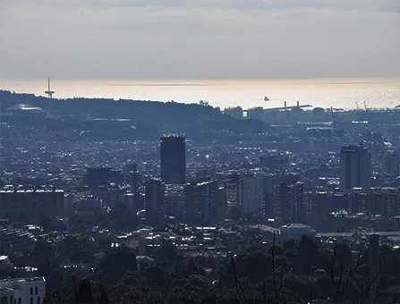 Barcelona al atardecer, vista desde la montaña hacia el mar