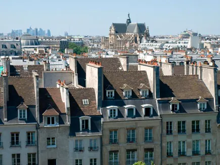 Tejados de París bajo un cielo limpio