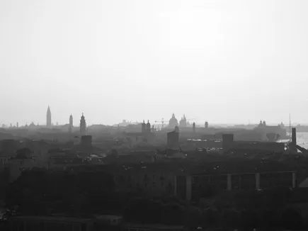Siluetas de cúpulas y campanarios de Venecia entre la bruma