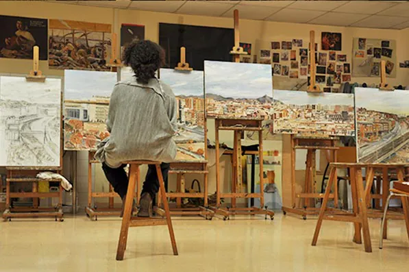 Laura, sentada en un taburete, pintando ante la serie completa